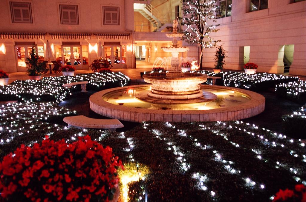 Hotel New Grand Yokohama  Exterior photo Fountain at the hotel